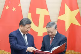 苏林总书记向中共中央总书记、国家主席习近平赠送越南通讯社出版有关习近平历次访越的画册。图自越通社