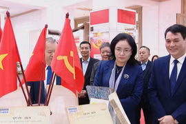 与会代表参观展会。图自越通社