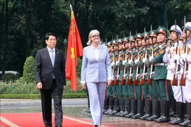 越南国家主席梁强和澳大利亚总督萨曼莎·莫斯廷检阅越南人民军仪仗队。图自越通社