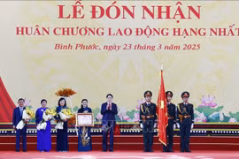 国家主席梁强向平福省委、政府和人民授予了一等劳动勋章。图自越通社