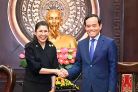 胡志明市市委书记陈流光与泰国驻越南特命全权大使乌拉瓦蒂·斯里菲隆亚。图自西贡解放报