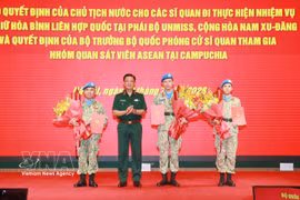 国防部副部长阮长胜向前往联合国南苏丹维和特派团执行任务的3名军官颁发国家主席和国防部长任命决定书。图自越通社
