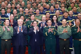 范明政同与会代表合影。图自越通社