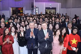 苏林总书记与越南学生合影。图自越通社