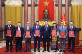 越南国家主席梁强同越南驻外大使和首席代表合影。图自越通社