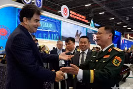 国防部副部长阮长胜上将与土耳其国防部副部长穆萨·海伊贝特亲切交谈。图自人民军队报