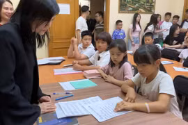 越南驻埃克特伦堡总领事阮梅红造访乌帕越南语教学班。图自越通社