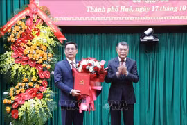 中央组织部部长黎明兴向阮廷忠同志颁发决定。图自越通社