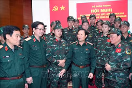 越南国防部副部长、总参谋长阮新疆大将激励着士兵们。图自越通社