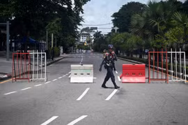 安全部队在缅甸仰光街头站岗。图自越通社