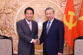 苏林总书记(右）会见前越日关系特别大使杉良太郎。图自越通社