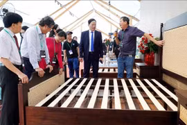 平定省领导参观展位。图自越通社