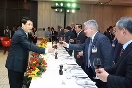 梁强设宴招待出席南方解放、国家统一50周年纪念活动的各国代表团团长。图自越通社