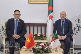 陈国庆大使（左）与阿尔及利亚民族解放阵线总书记阿卜杜勒克里姆·本穆巴拉克。图自越通社