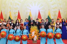 越南国家主席梁强夫妇设宴，欢迎立陶宛总统吉塔纳斯·瑙塞达夫妇来访。图自越通社