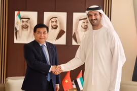 越南政府副总理阮志勇会见阿联酋经济部长阿卜杜拉·本·图克·阿尔·马里。图自越通社