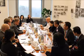 越共中央委员、中央政策战略委员会副主任阮翠英会见德国联邦议院副议长博多·拉梅洛。图自越通社