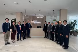 广义省工作代表团与法国电力集团领导合影。图自越通社