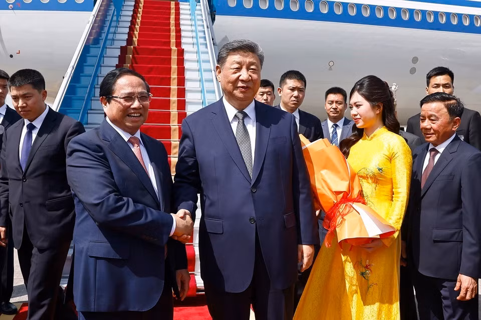 越南政府总理范明政到机场，为中共中央总书记、国家主席习近平送行。图自越通社