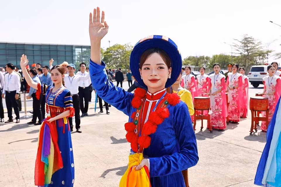 中共中央总书记、国家主席习近平的欢送仪式在内排国际机场举行。图自越通社
