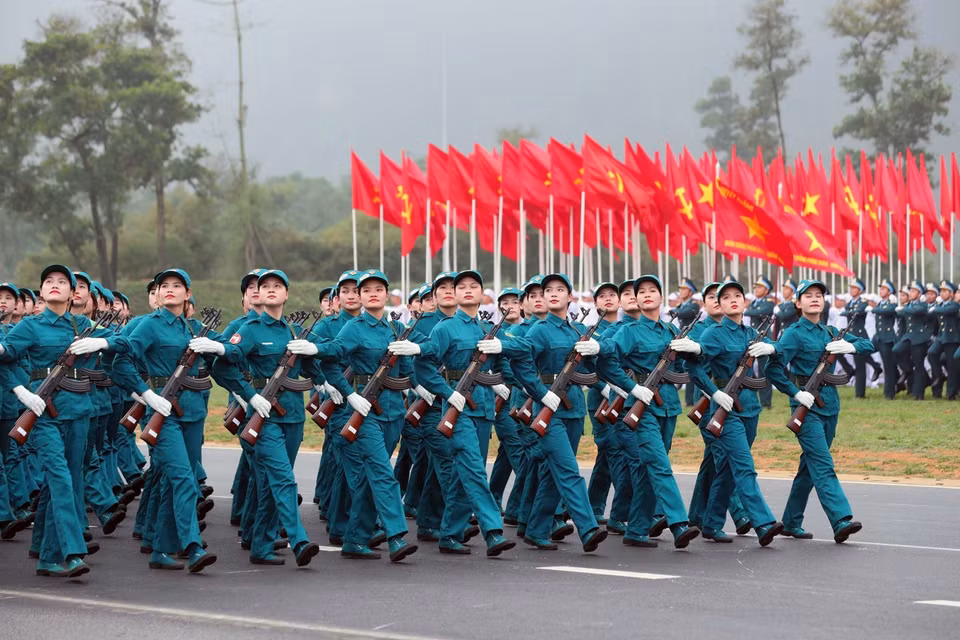 越南北部民兵自卫队方队参加合练 彰显全民国防力量。图自 越通社