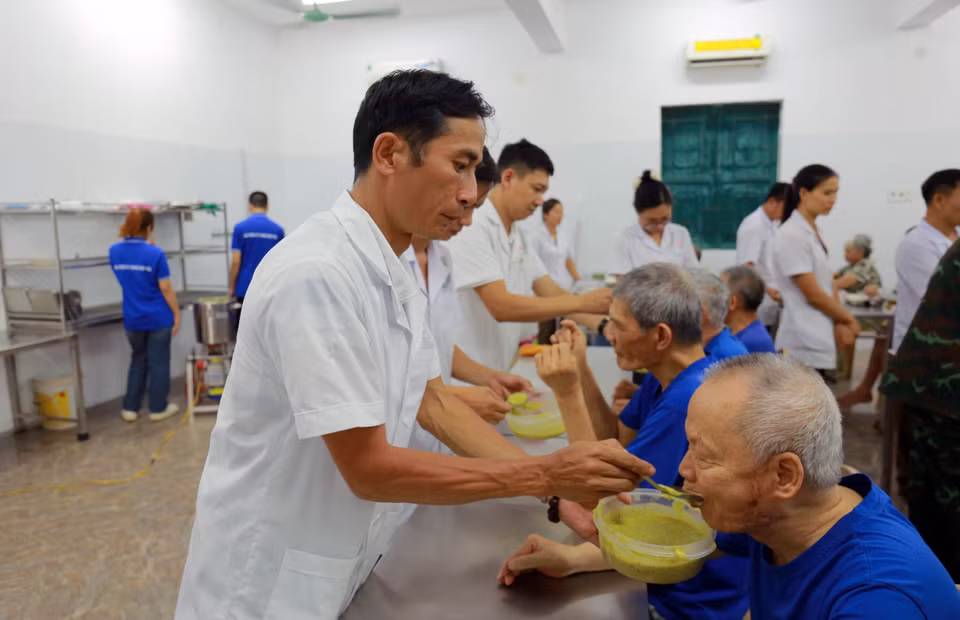 金榜伤残军人疗养中心的大多数伤残军人和病人患有慢性精神疾病，需要护理人员和护士协助进行日常生活活动。图自越通社