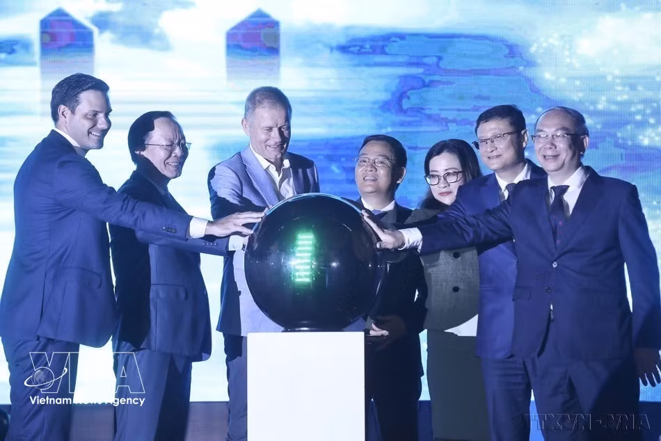 2023年11月11日，越南卫生部与丹麦驻越南大使馆、越南儿科学会联合举行河内邮政大楼“点亮蓝光”仪式，响应11月14日世界糖尿病日。图自越通社