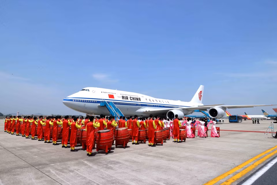 中共中央总书记、国家主席习近平一行的欢送仪式在内排国际机场举行。图自越通社