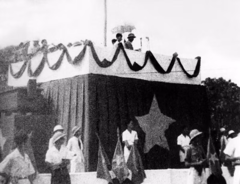 1945年9月2日，在巴亭广场，胡志明主席宣读《独立宣言》，宣告越南民主共和国的诞生。图自越通社