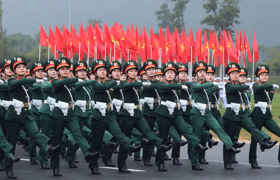 越南人民军女军医方队参加合练 。图自 越通社