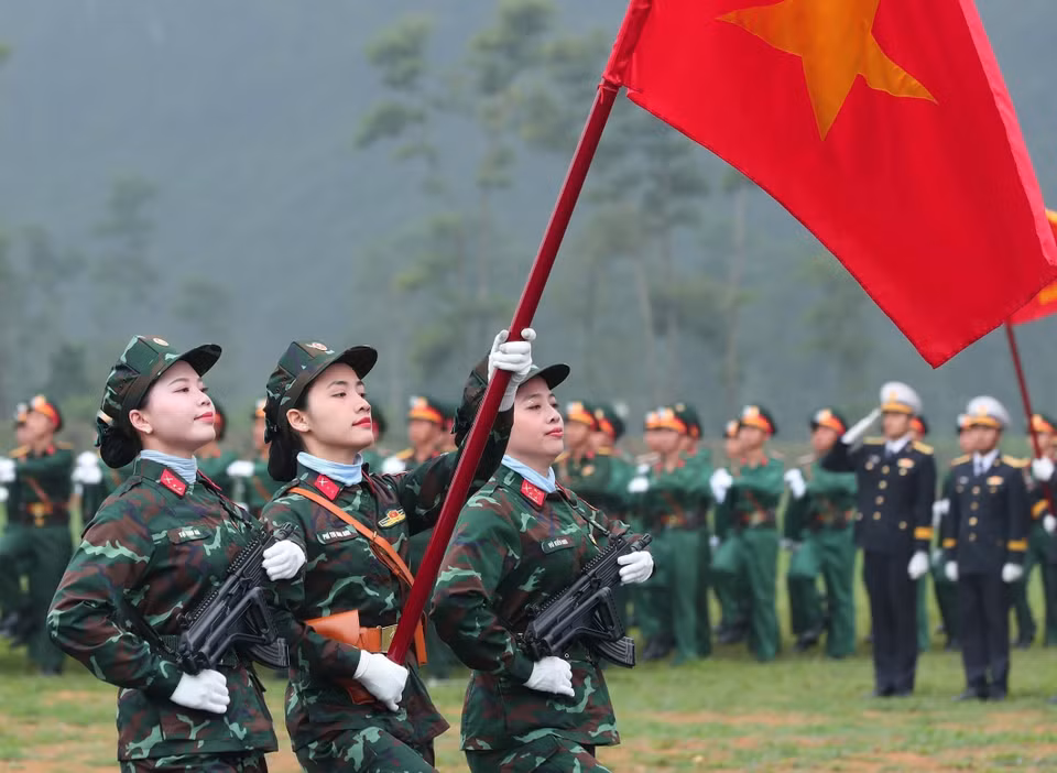 越南维和女兵方队参加合练 彰显和平使者风采。图自 越通社