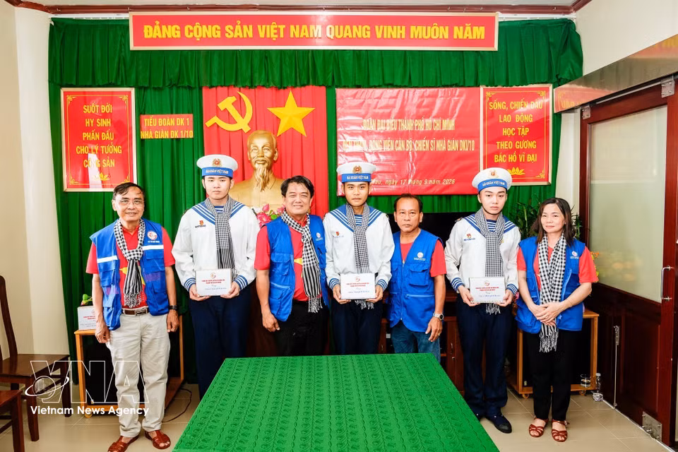 胡志明市代表团代表向正在DK1/10海上高脚屋执行任务的战士及其家属赠送慰问品。图自越通社
