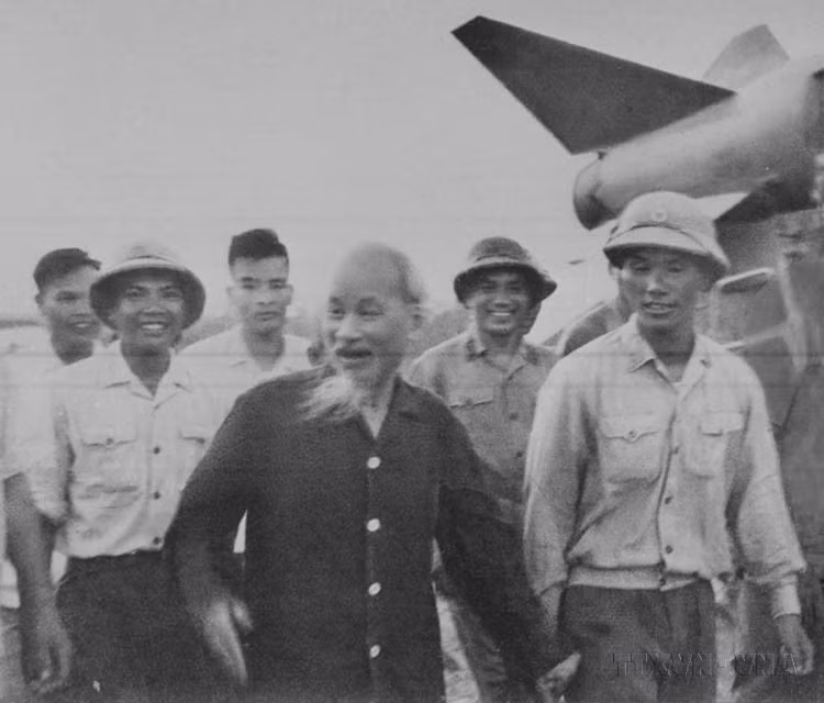 1965年8月26日，在防空导弹部队首战告捷后，胡志明主席亲临236导弹团所属第61营慰问士兵。图自越通社