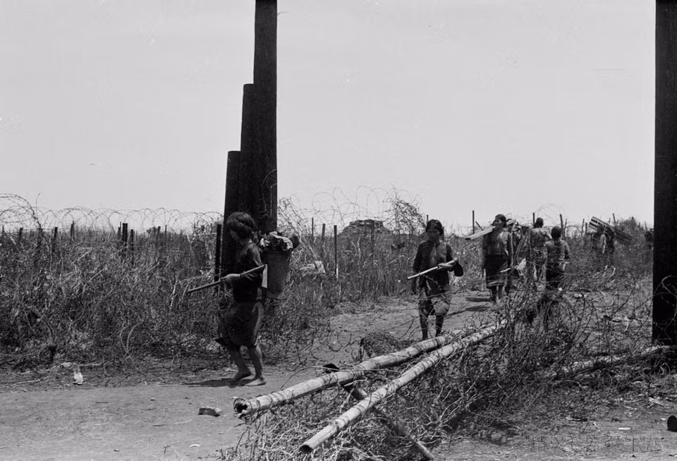 1975年解放后，嘉莱族同胞返回村庄恢复生产生活。图自越通社