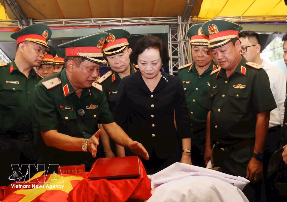 越共中央书记处书记、政府副总理、国家烈士遗骸搜寻、迁葬和身份确认指导委员会主任范氏青茶查看现场初步发现的烈士遗物。图自越通社