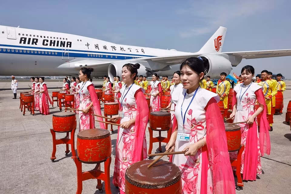 中共中央总书记、国家主席习近平的欢送仪式在内排国际机场举行。图自越通社
