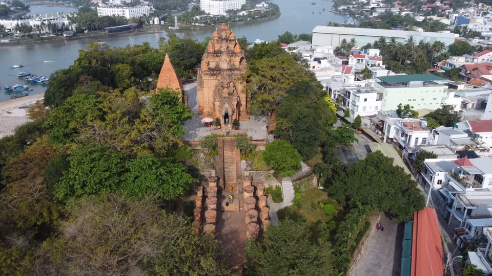 作为芽庄市著名的旅游胜地，波那加塔坐落于母河旁一座美丽的山丘上，以独特的古老建筑风格吸引游客慕名而来。图自越通社