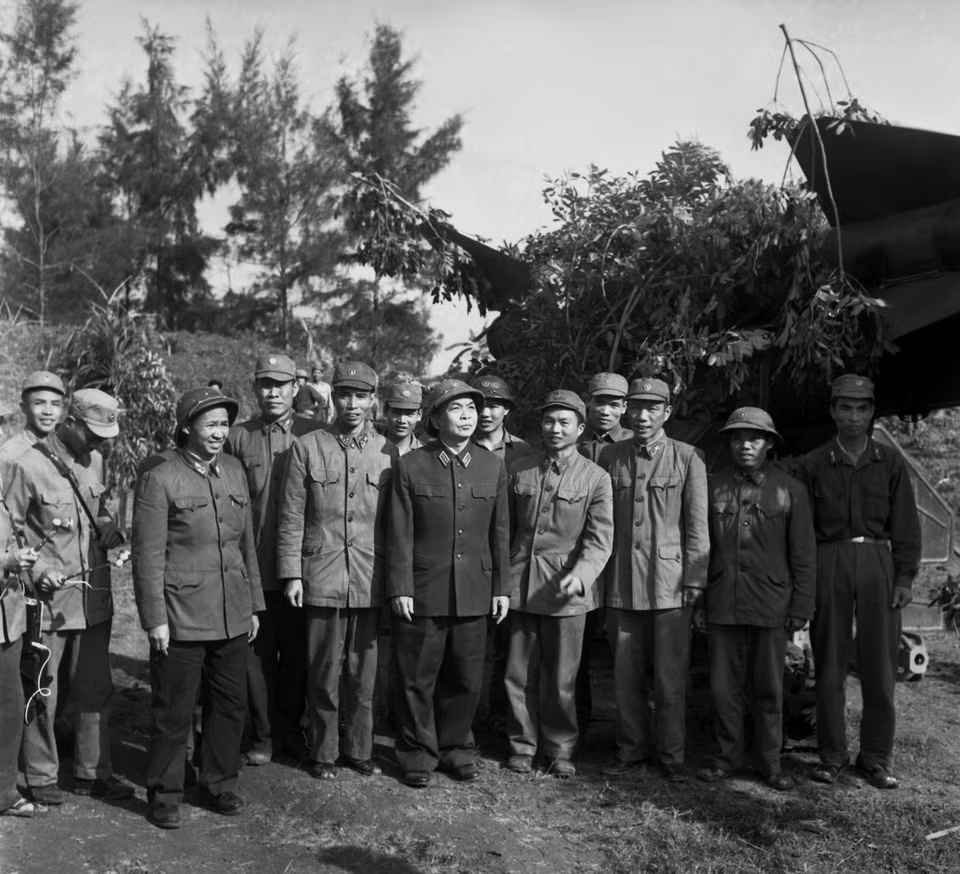 1972年12月30日，武元甲大将视察并与保卫首都的第79导弹营干部战士交流。图自越通社
