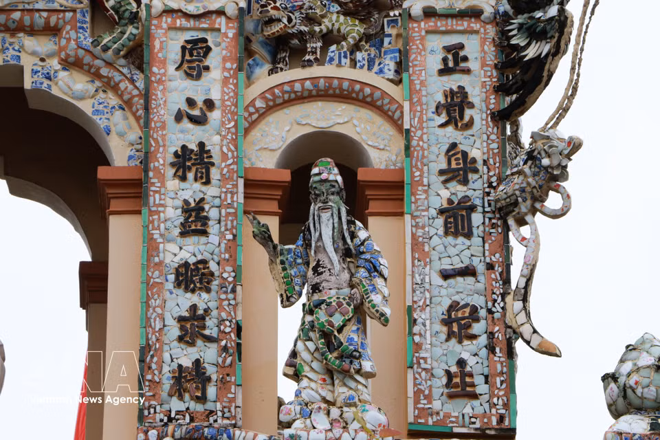 色彩斑斓的陶瓷碎片拼贴艺术，使永长寺的建筑更加鲜明夺目。图自越通社