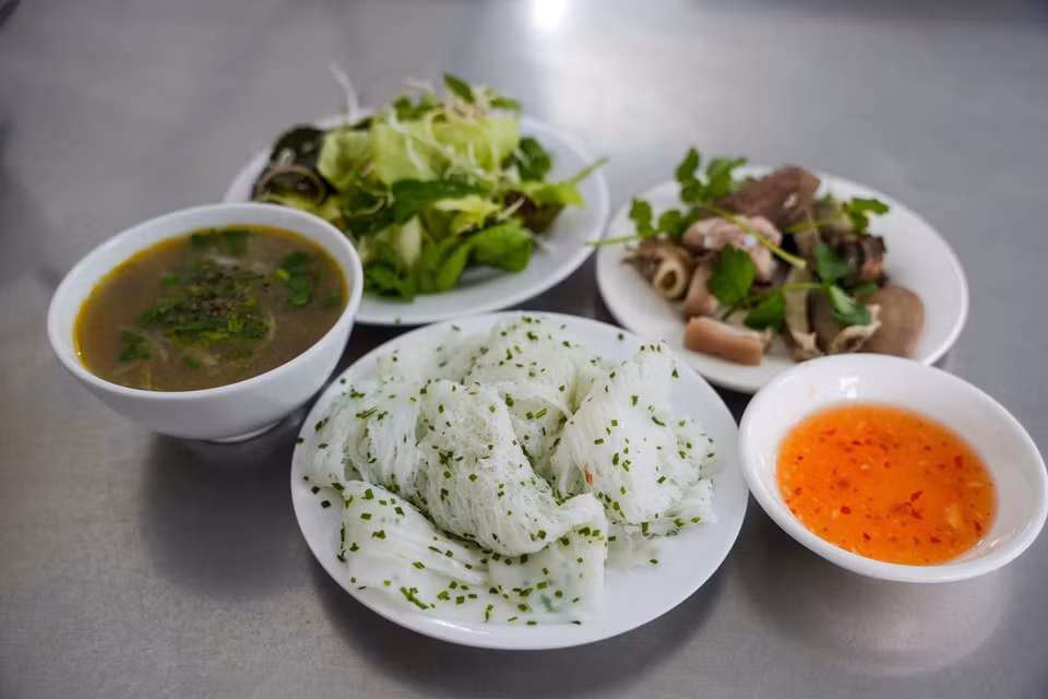 一批上好的米线饼，其丝条需细如竹签，饼块不松散、不结团，入口不松不糊；食用时可品尝到米粉的自然清甜与椰油的醇香，通常搭配含心、肝、肾等部位的猪杂，佐以香菜，并蘸以罗望子鱼露。图自越通社