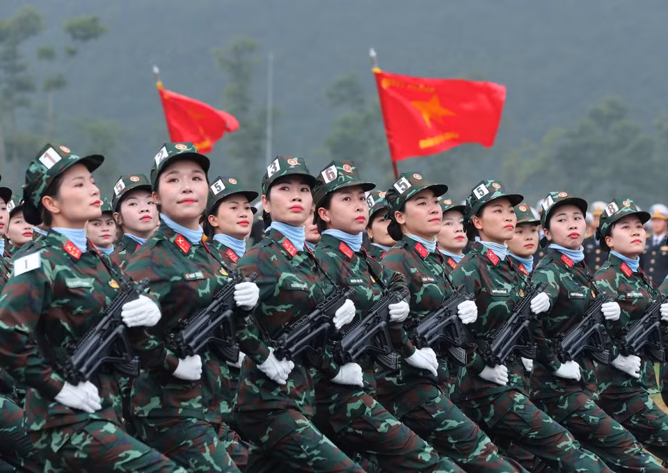 越南维和女兵方队参加合练 彰显和平使者风采。图自 越通社