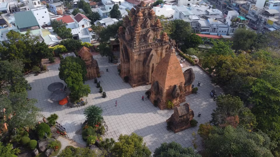 作为芽庄市著名的旅游胜地，波那加塔坐落于母河旁一座美丽的山丘上，以独特的古老建筑风格吸引游客慕名而来。图自越通社