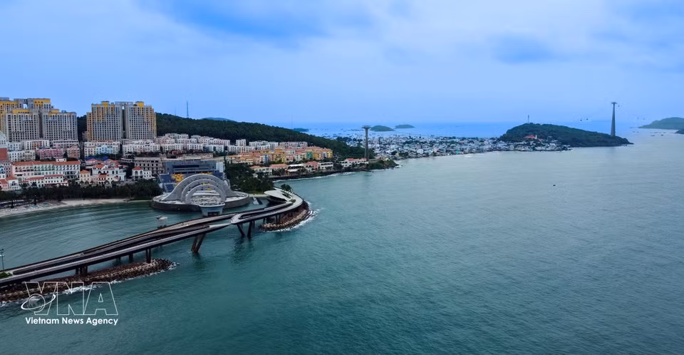 辽阔的海面与星罗棋布的小岛，构成富国独具特色的海岛风光。图自越通社