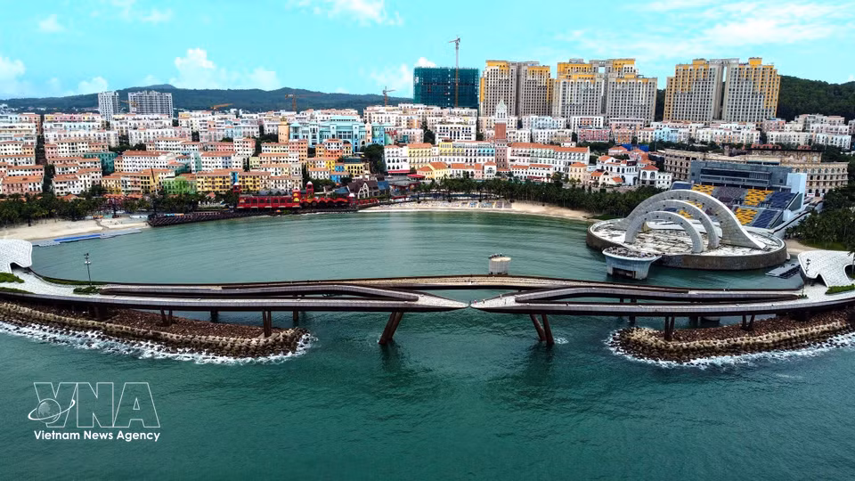 吻桥成为富国南部海岛风光与城市旅游建筑群中的一道亮丽风景。图自越通社