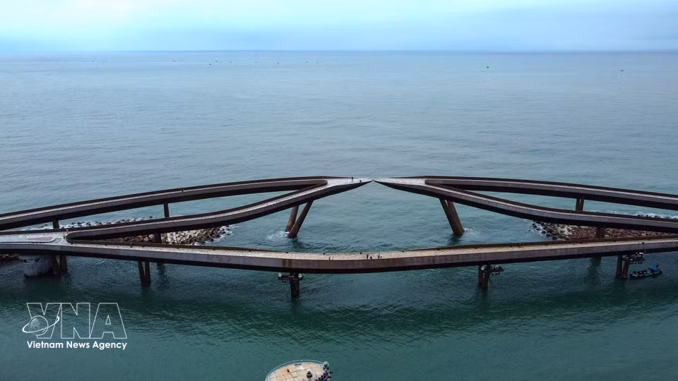 吻桥成为富国南部海岛风光与城市旅游建筑群中的一道亮丽风景。图自越通社