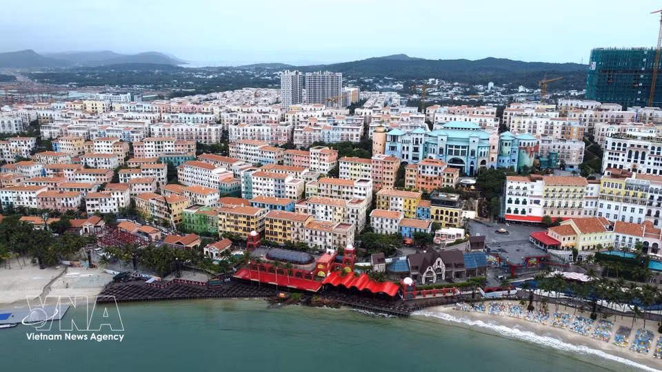 日落小镇一隅，色彩斑斓的地中海风格建筑群别具魅力。图自越通社