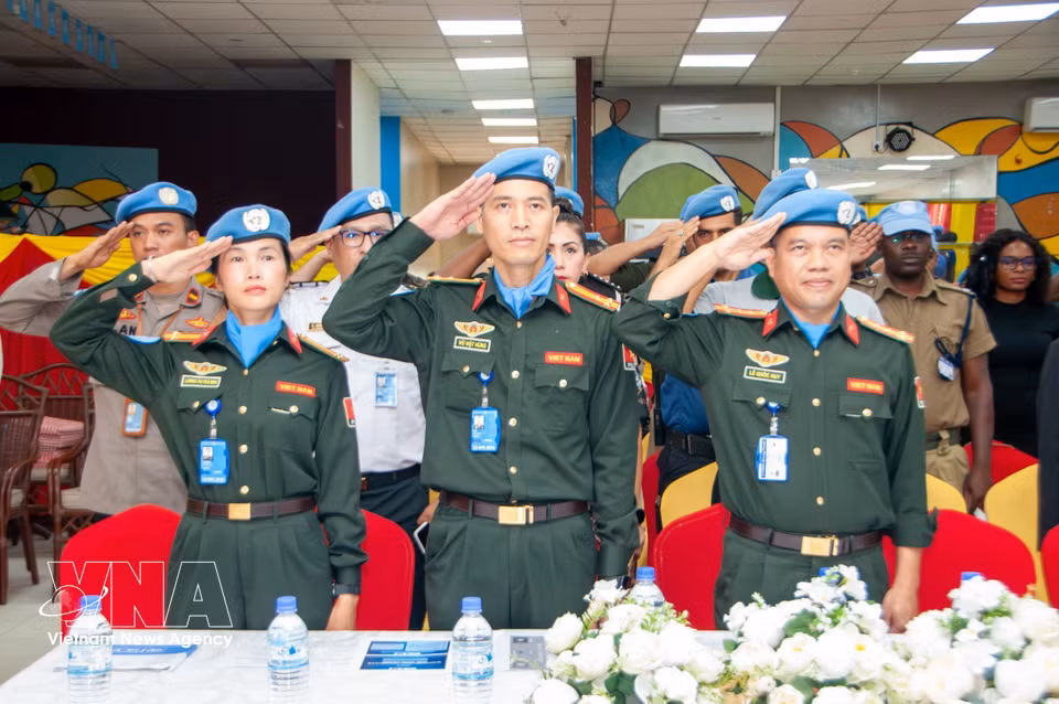 越南维和力量以专业素养和高度责任感积极参与联合国维和行动。图为联合国南苏丹特派团向越南公安部工作组3名指挥官授予联合国维和勋章。（南苏丹，2023年10月）。图自越通社