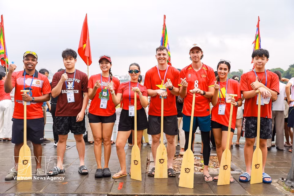 2026年河内公开龙舟—桨板（SUP）赛吸引近900名运动员参赛。图自越通社