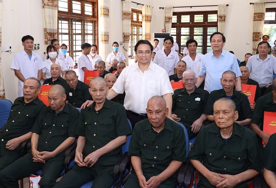 2022年7月19日，越南政府总理范明政走访慰问金榜县伤残军人康养中心。图自越通社