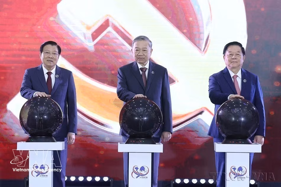 越共中央总书记苏林与党和国家领导同志及各位代表出席了越南通讯社成立80周年（1945年9月15日—2025年9月15日）纪念典礼暨胡志明勋章授勋仪式以及越共第十四次全国代表大会的信息专网启动仪式。图自越通社
